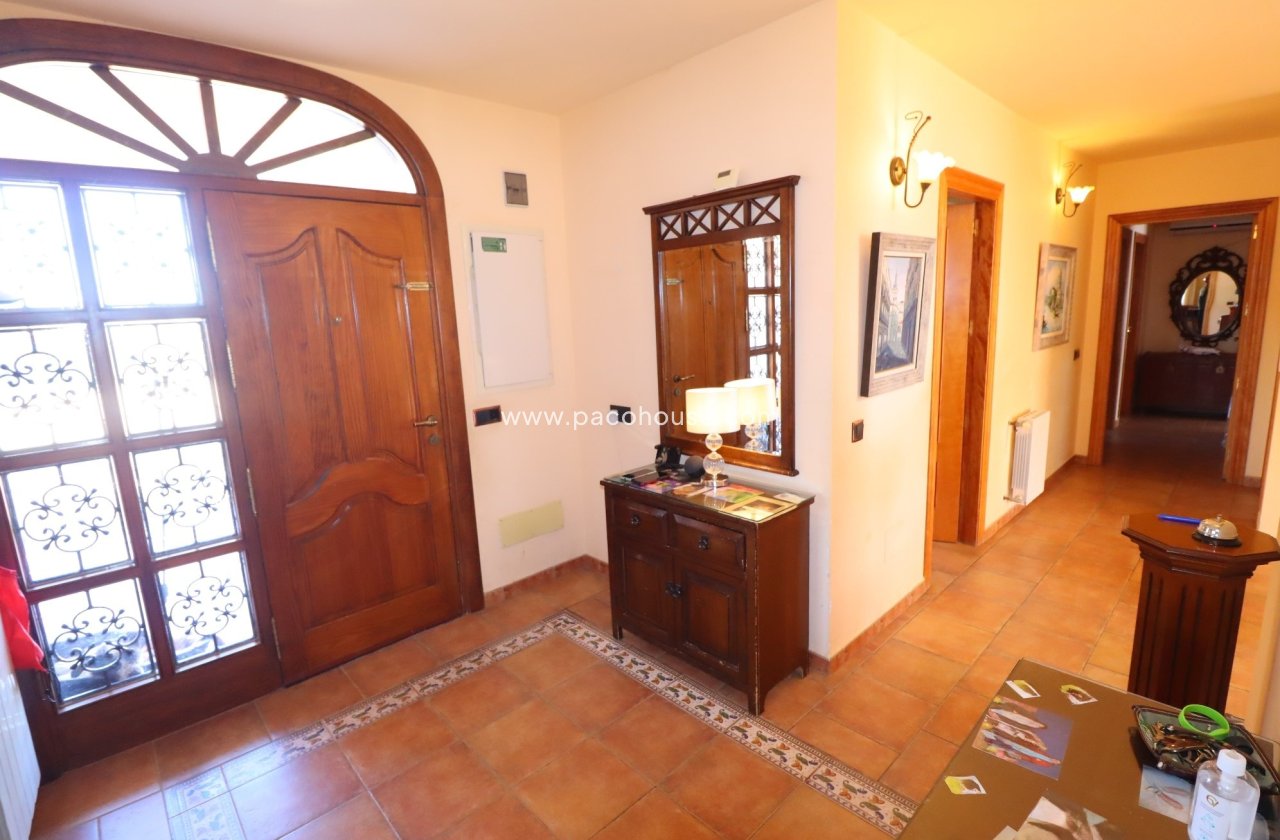 Resale - Villa -
Purias