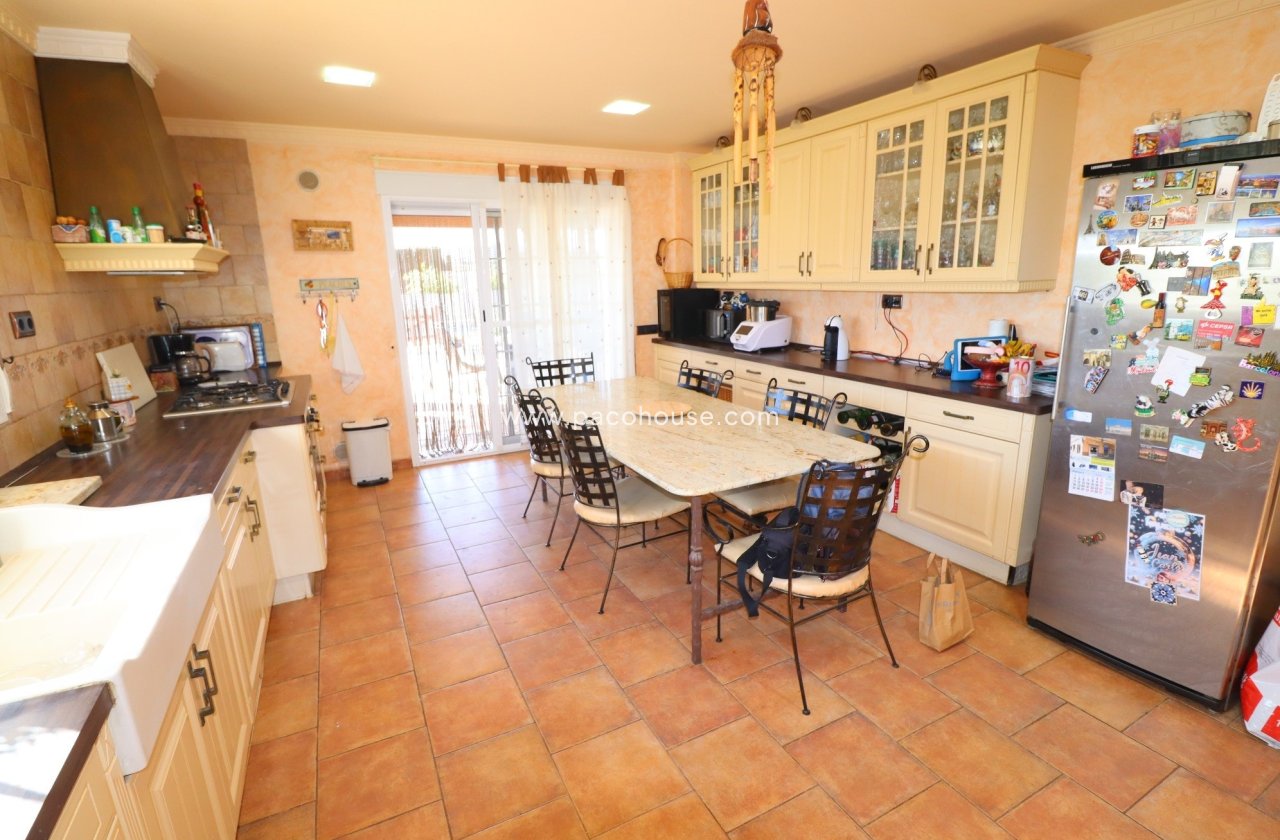 Resale - Villa -
Purias