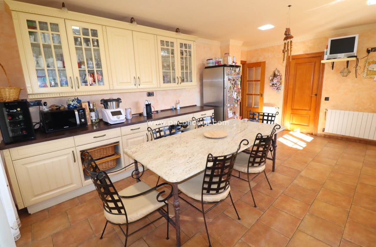 Resale - Villa -
Purias