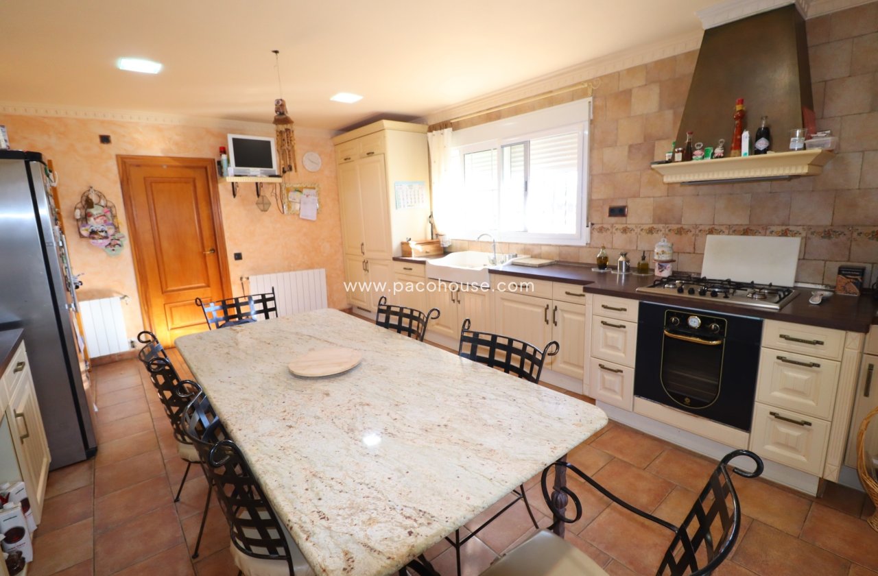 Resale - Villa -
Purias