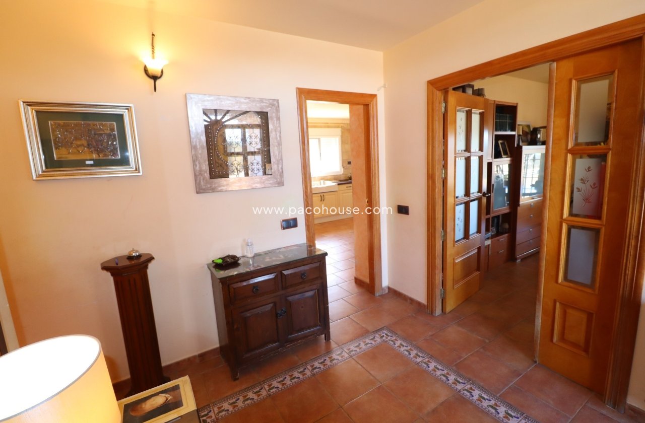 Resale - Villa -
Purias