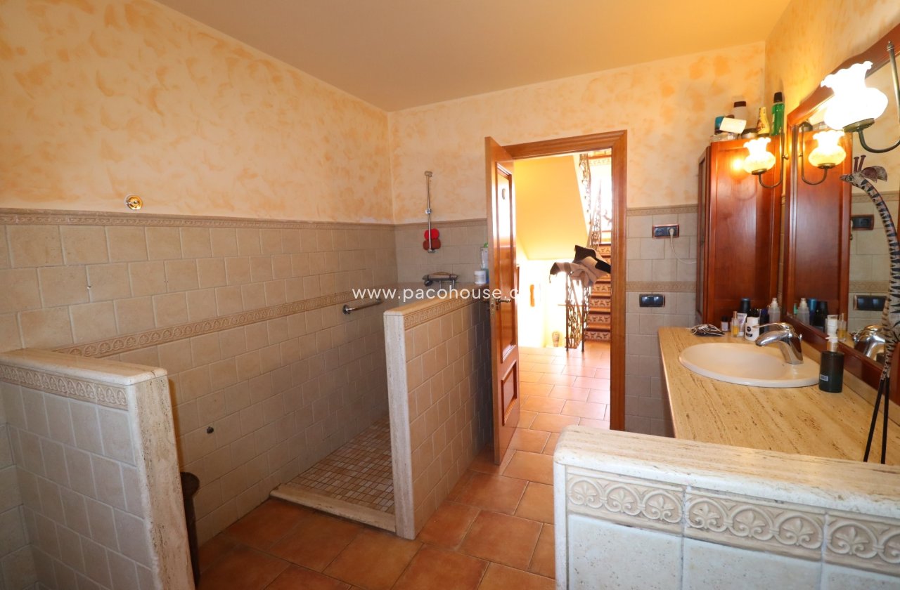 Resale - Villa -
Purias