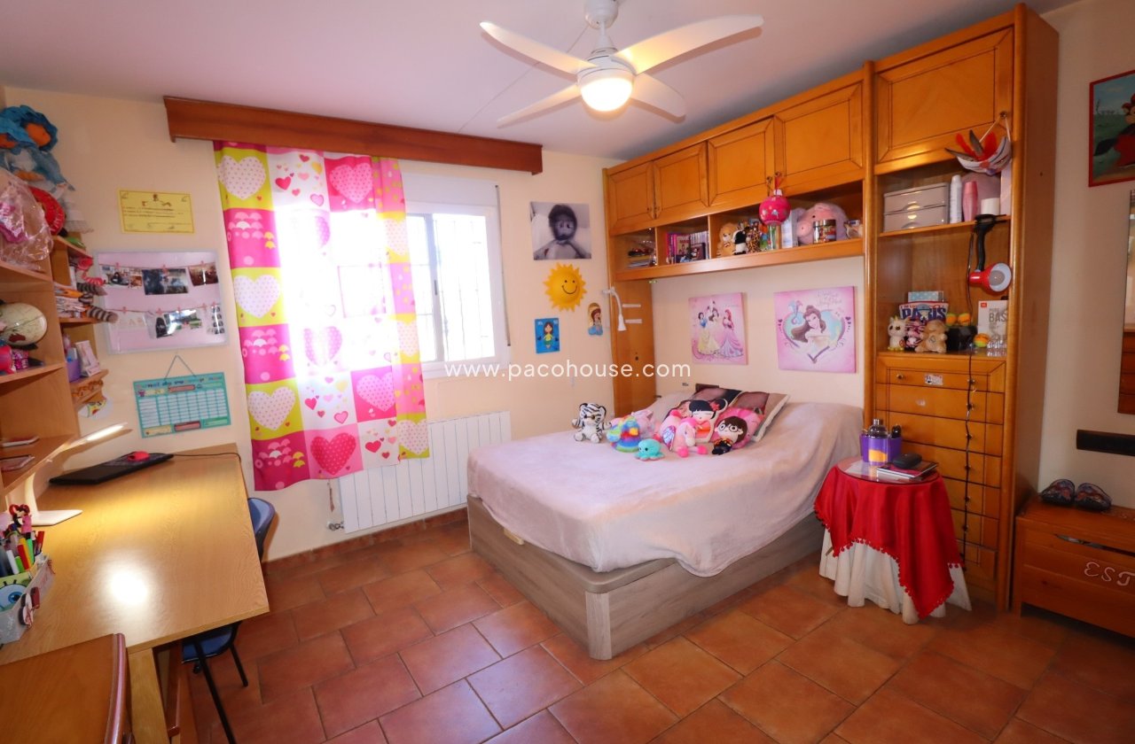 Resale - Villa -
Purias