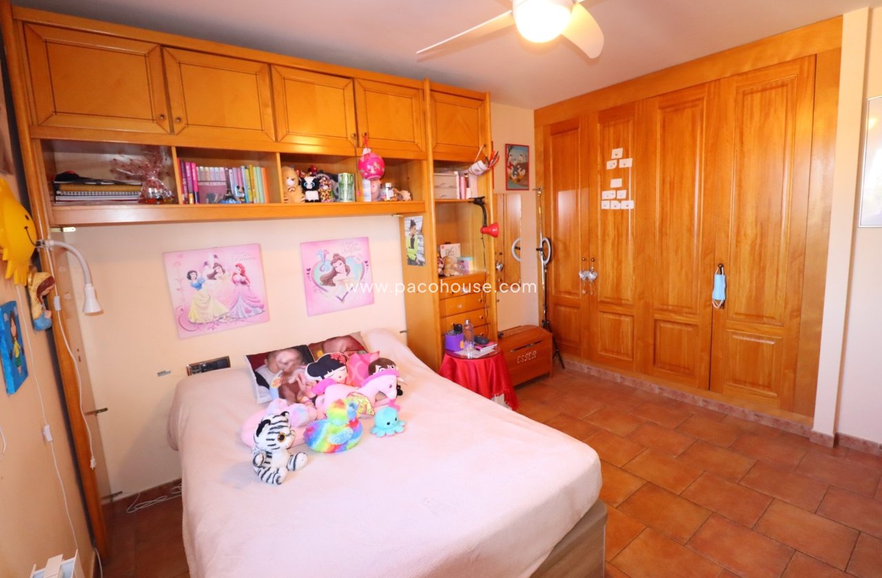 Resale - Villa -
Purias