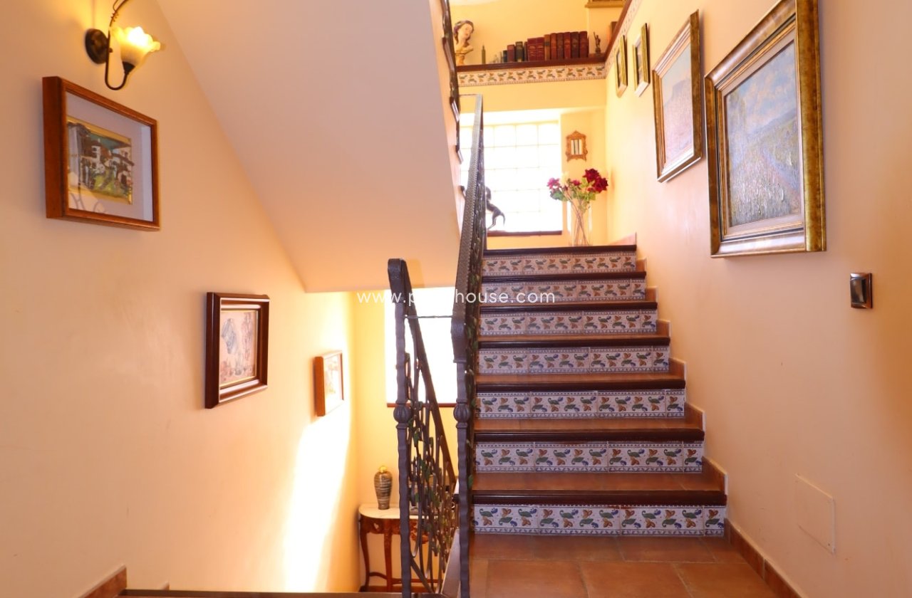 Resale - Villa -
Purias