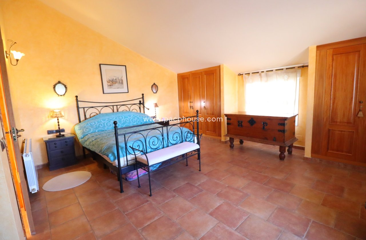 Resale - Villa -
Purias