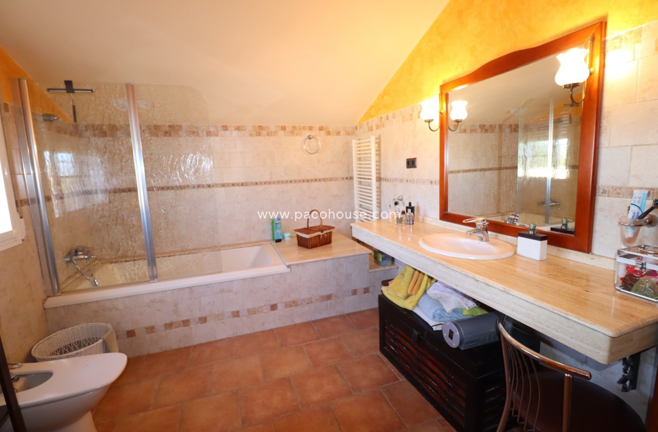 Resale - Villa -
Purias