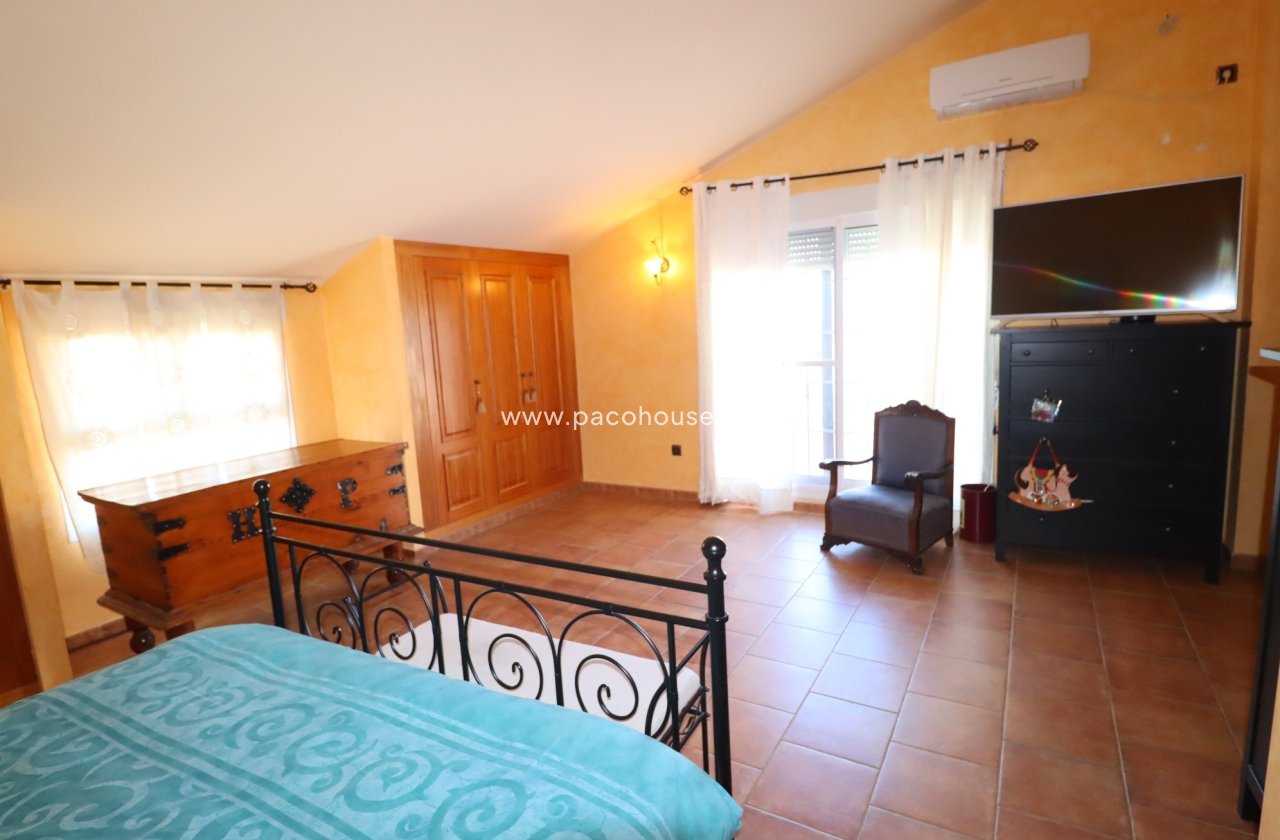 Resale - Villa -
Purias