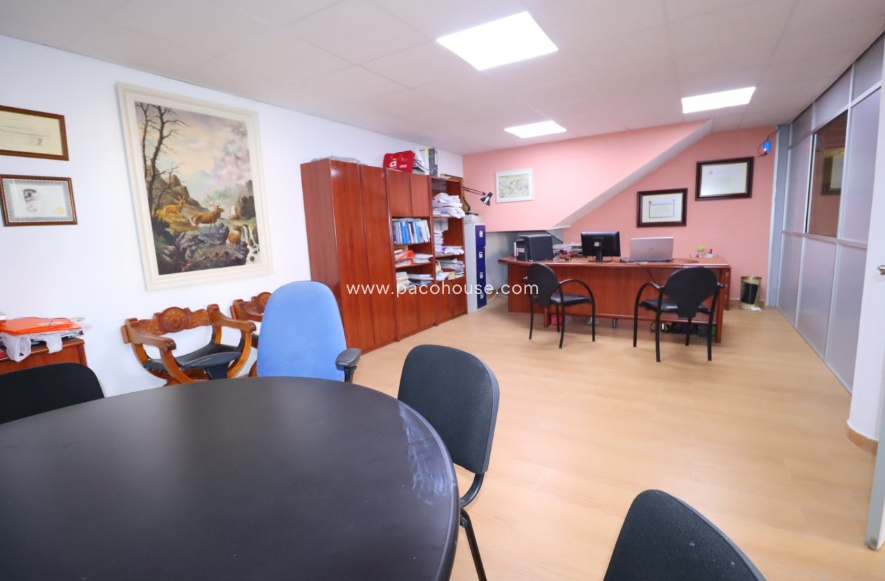 Resale - Villa -
Purias