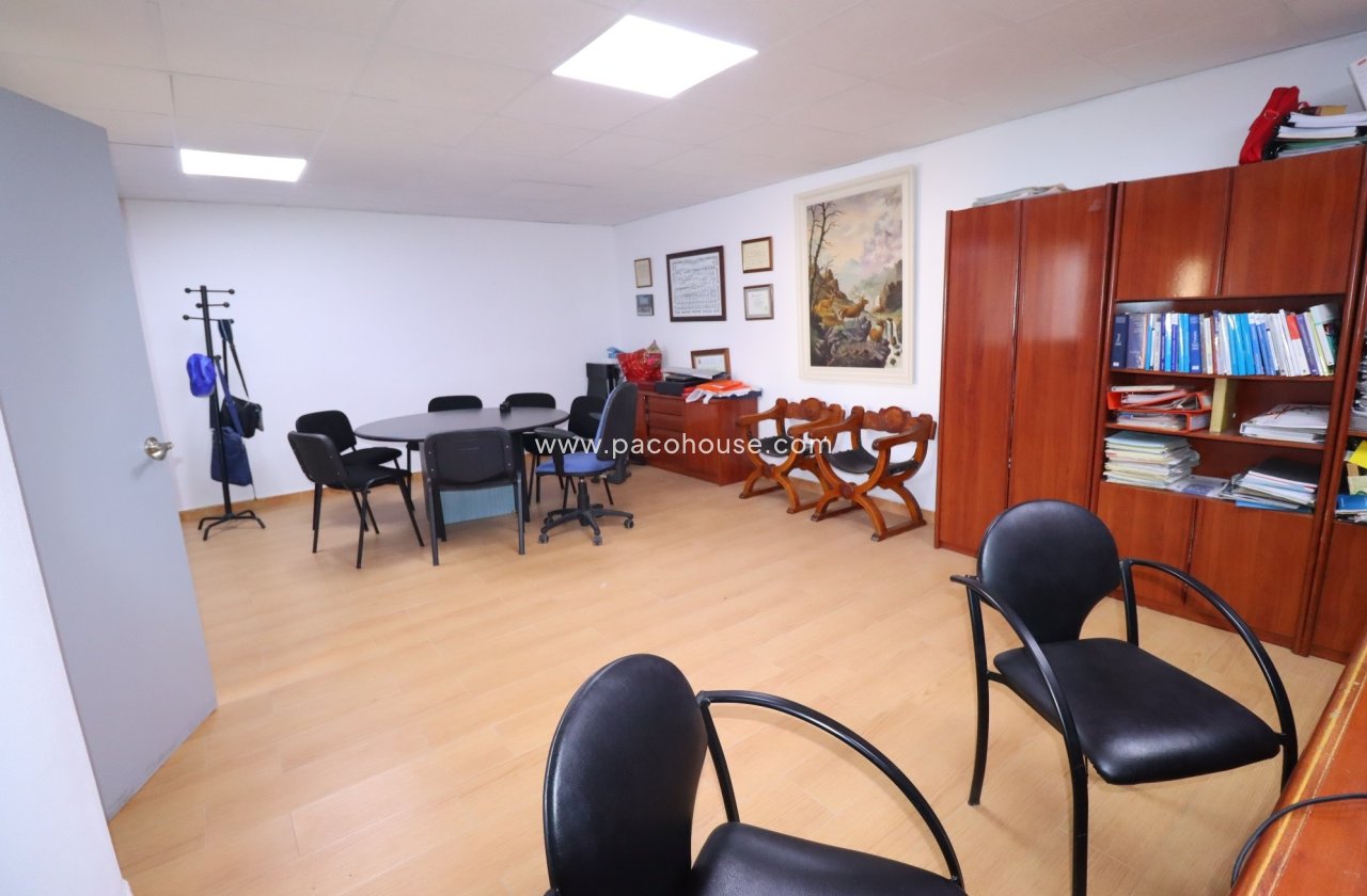 Resale - Villa -
Purias