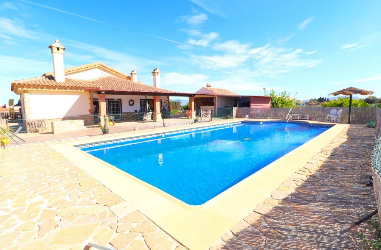 Resale - Villa -
Purias