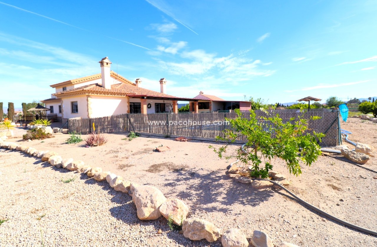 Resale - Villa -
Purias