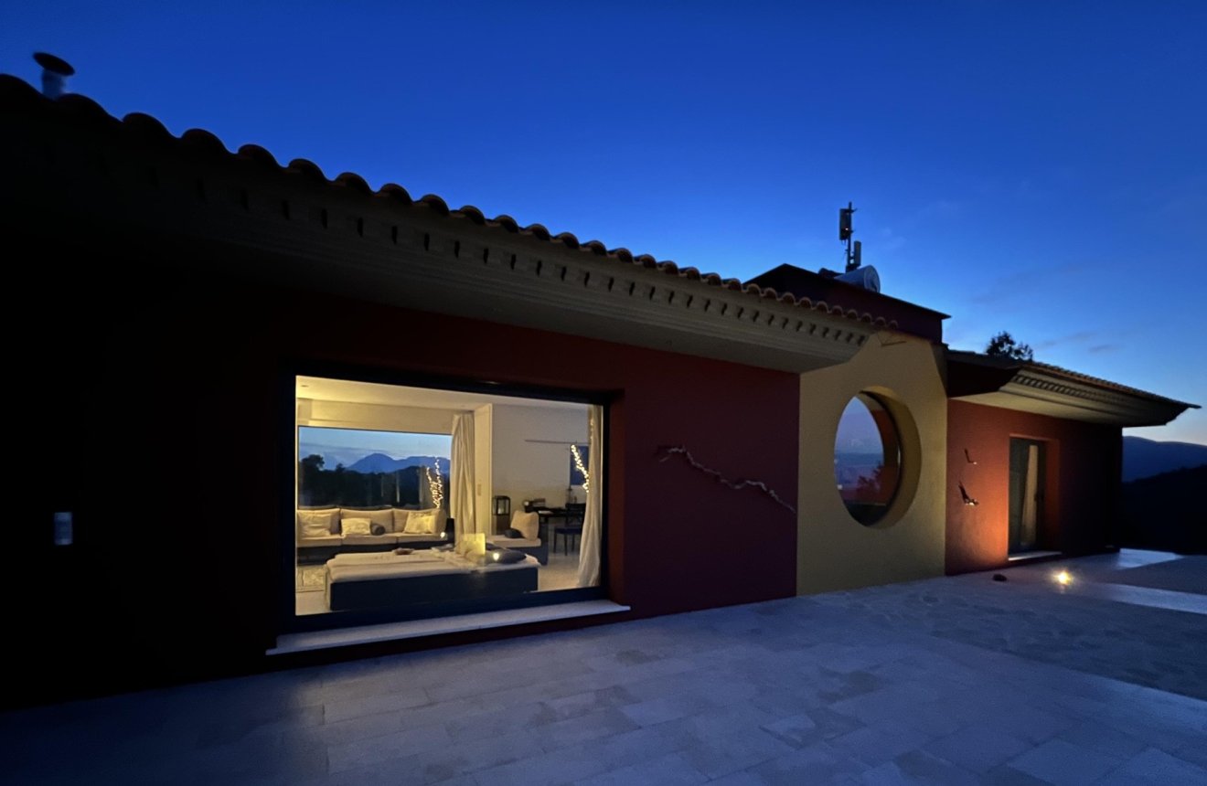 Reventa - Villa -
La Parroquia