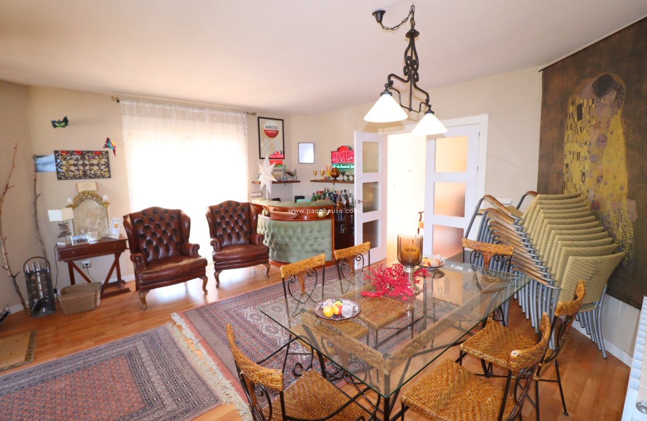 Reventa - Villa -
La Parroquia