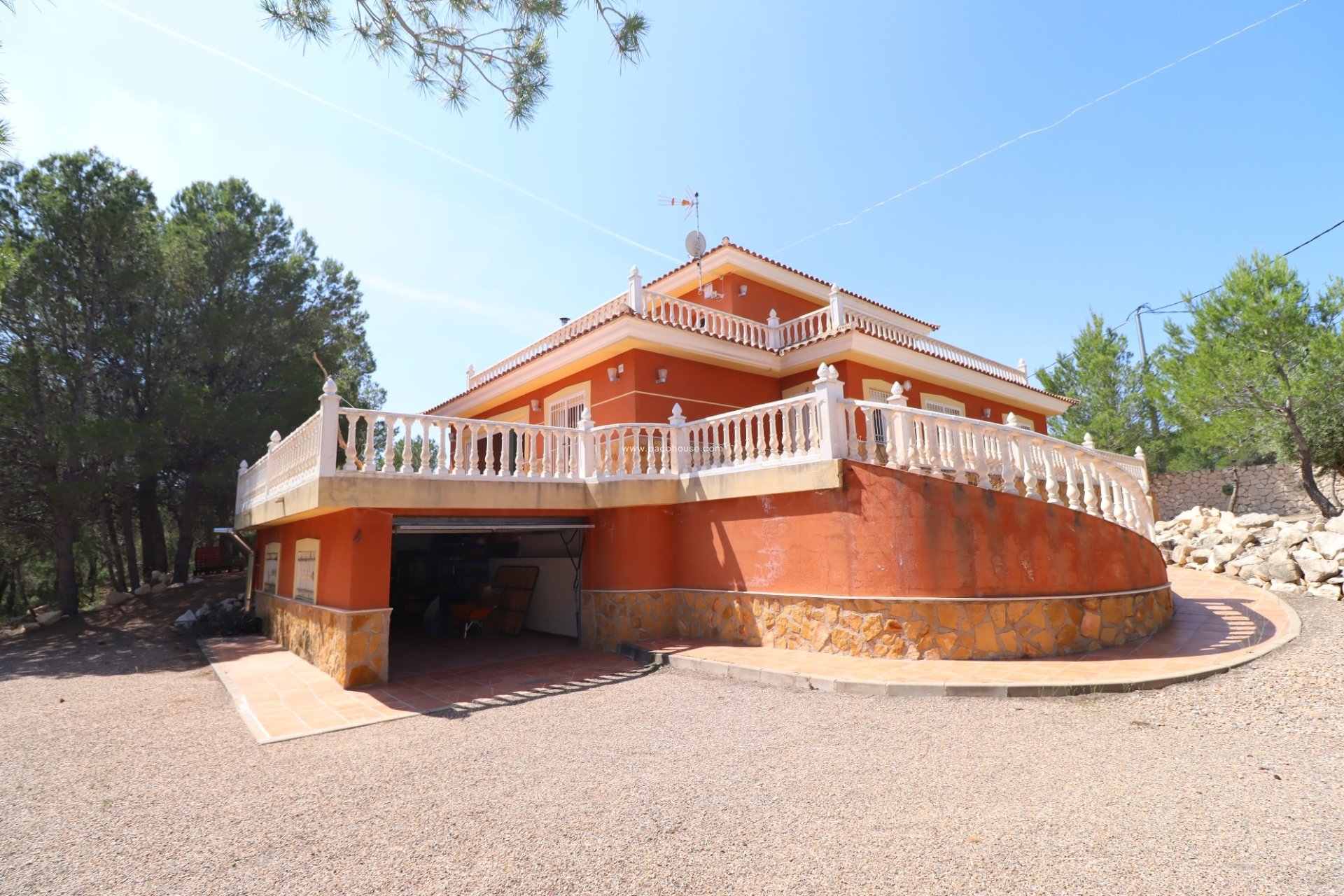 Reventa - Villa -
La Parroquia