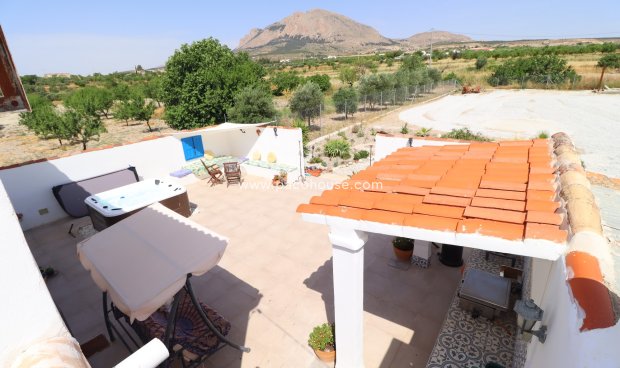 Resale - Cortijo -
Velez-Rubio