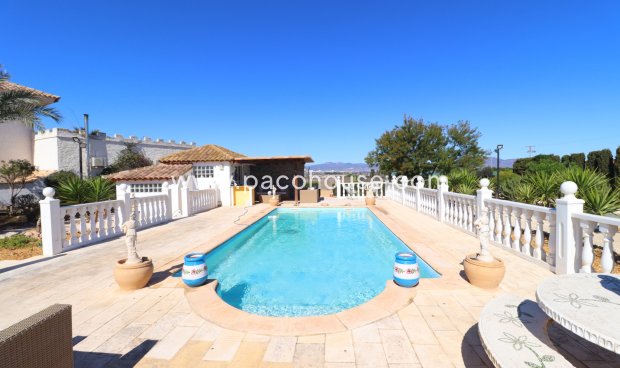 Resale - Villa -
Purias