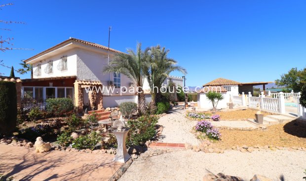 Resale - Villa -
Purias