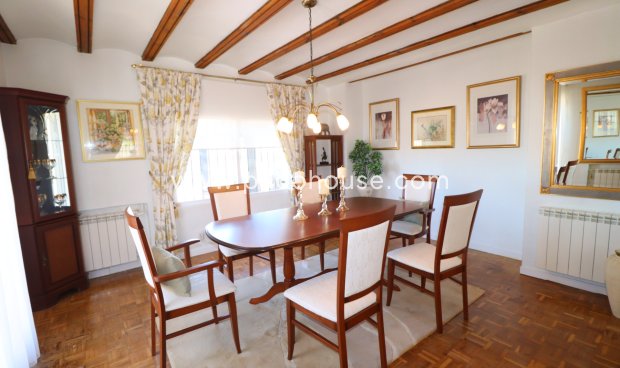 Resale - Villa -
Purias