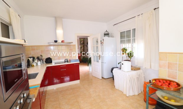 Resale - Villa -
Purias