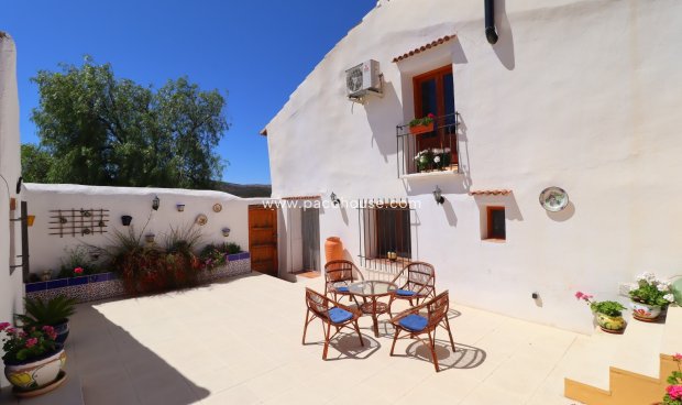 Resale - Cortijo -
La Parroquia