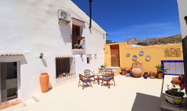 Resale - Cortijo -
La Parroquia