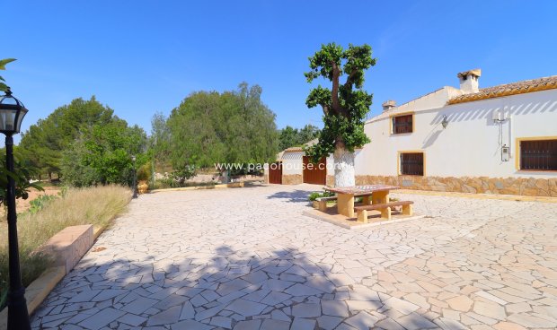 Resale - Cortijo -
Velez-Rubio