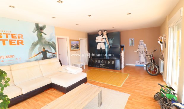 Reventa - Villa -
La Parroquia