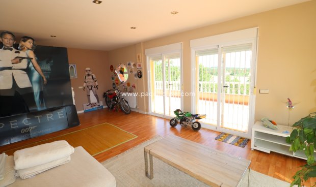 Reventa - Villa -
La Parroquia