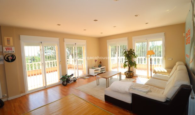 Reventa - Villa -
La Parroquia