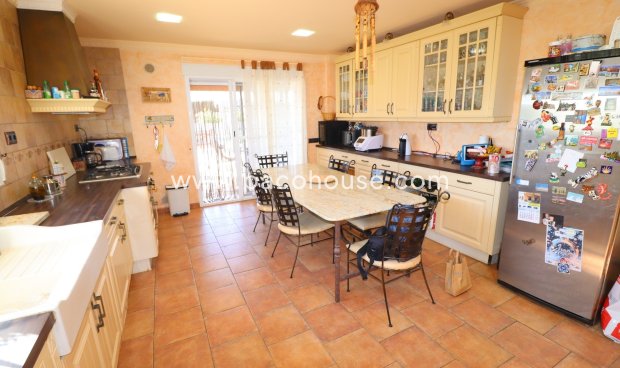 Resale - Villa -
Purias