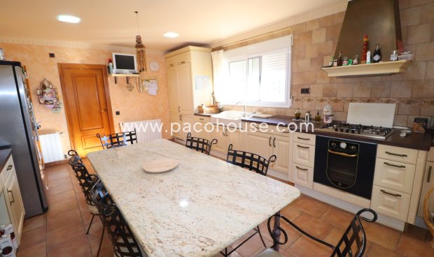 Resale - Villa -
Purias