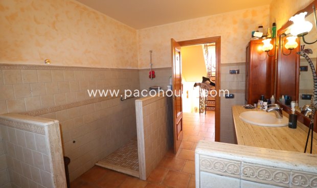 Resale - Villa -
Purias