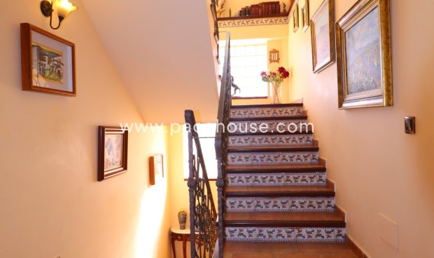 Resale - Villa -
Purias