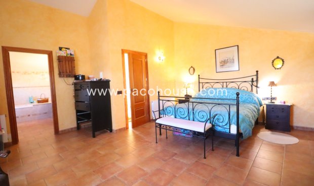 Resale - Villa -
Purias