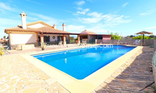Resale - Villa -
Purias
