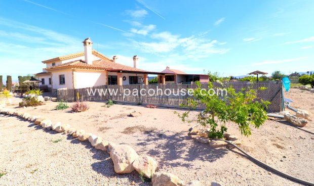 Resale - Villa -
Purias
